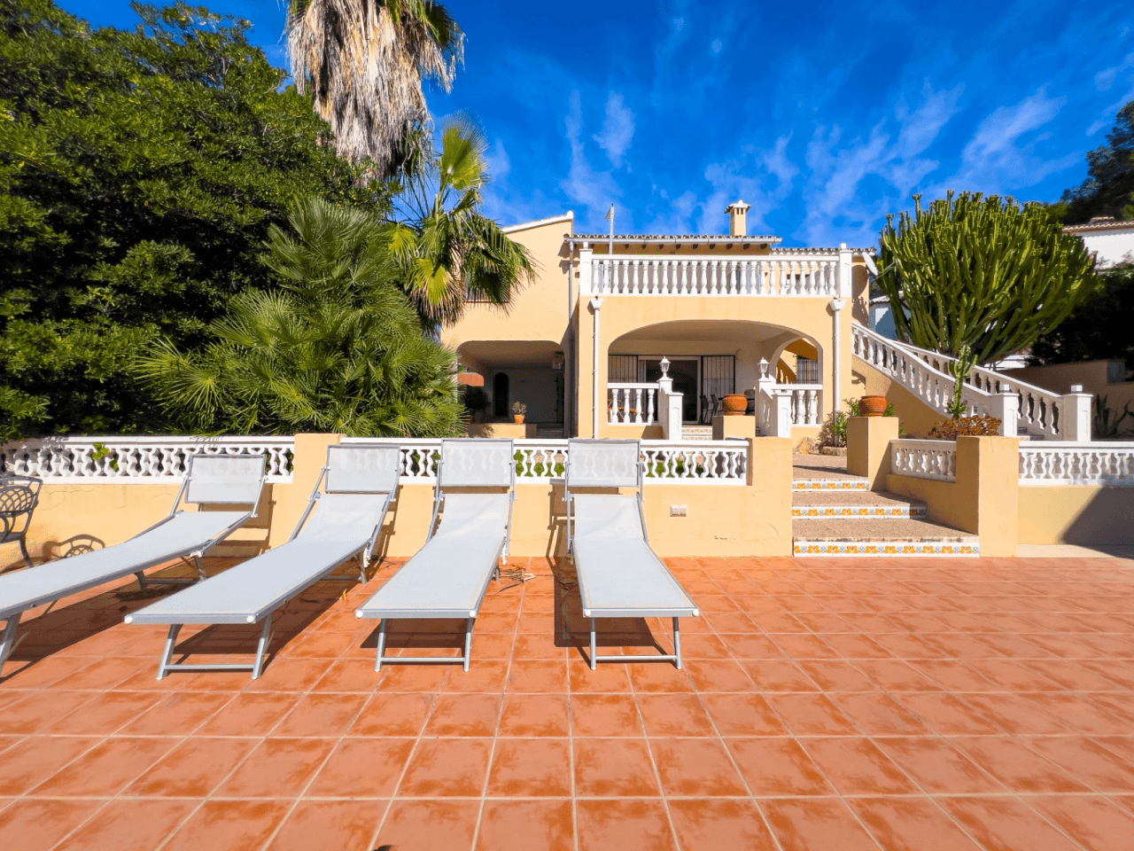 Villa avec vue sur la mer à vendre à Moraira, à distance de marche du centre.