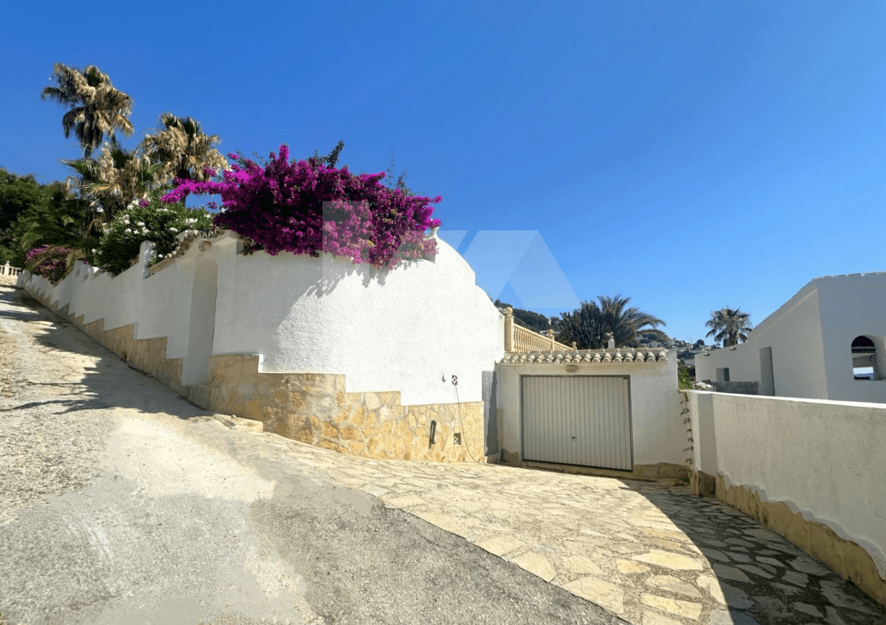 Villa à vendre à Moraira avec des vues spectaculaires sur la mer.