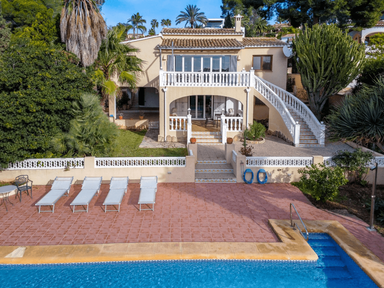 Villa avec vue sur la mer à vendre à Moraira, à distance de marche du centre.