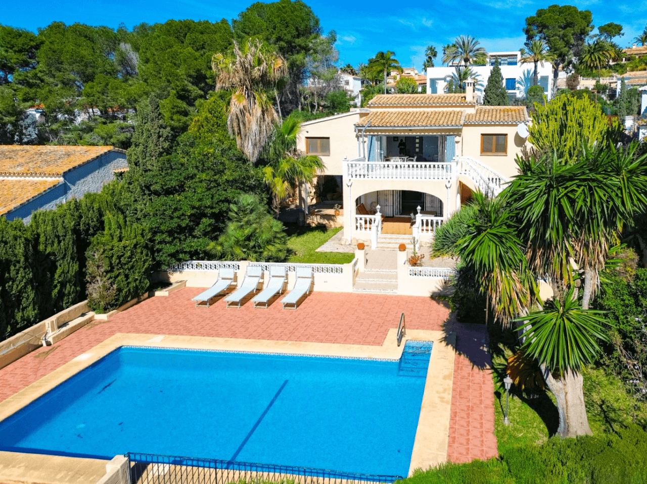 Villa avec vue sur la mer à vendre à Moraira, à distance de marche du centre.