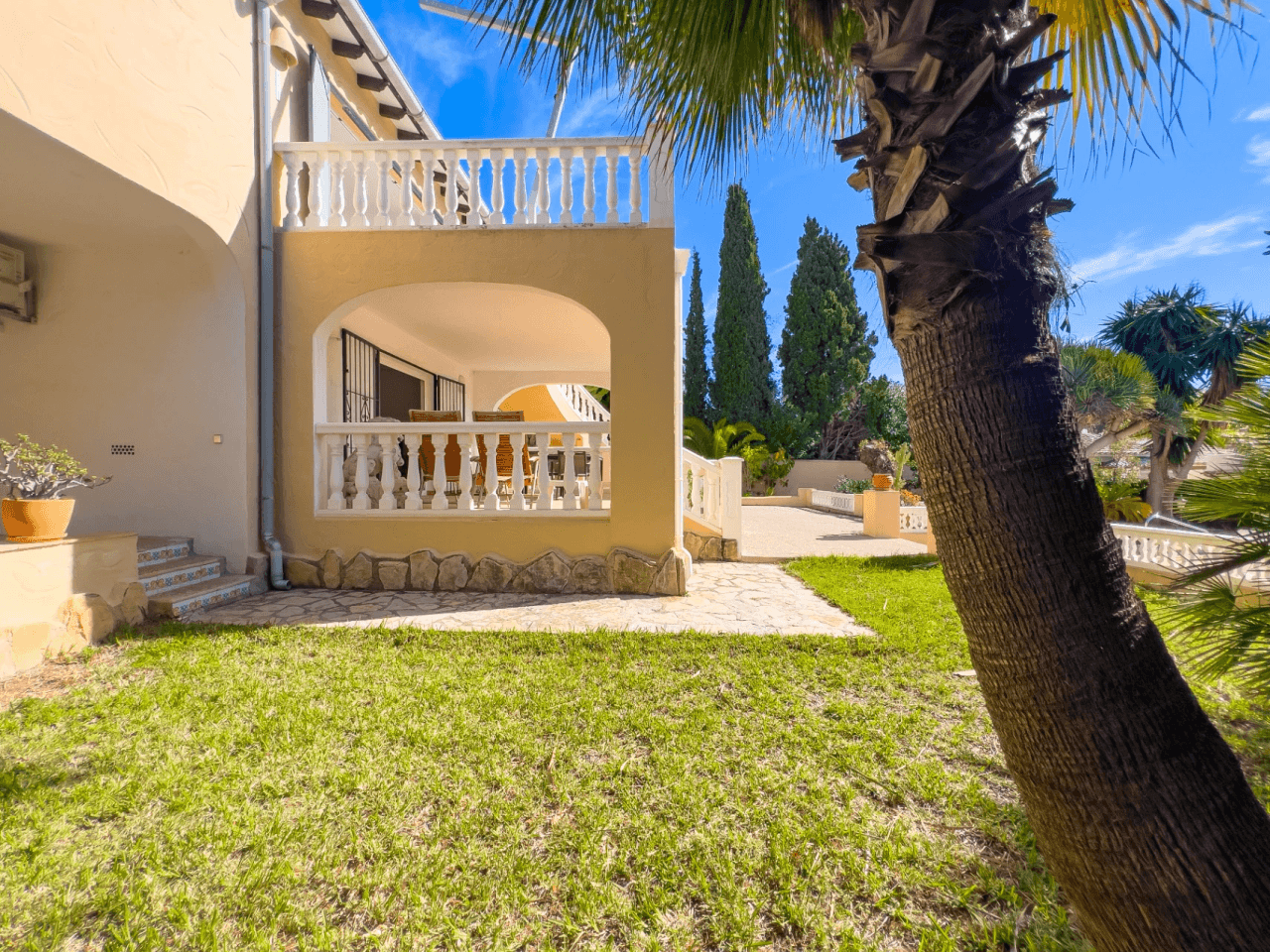 Villa avec vue sur la mer à vendre à Moraira, à distance de marche du centre.