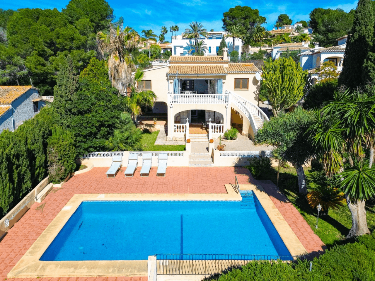 Villa avec vue sur la mer à vendre à Moraira, à distance de marche du centre.