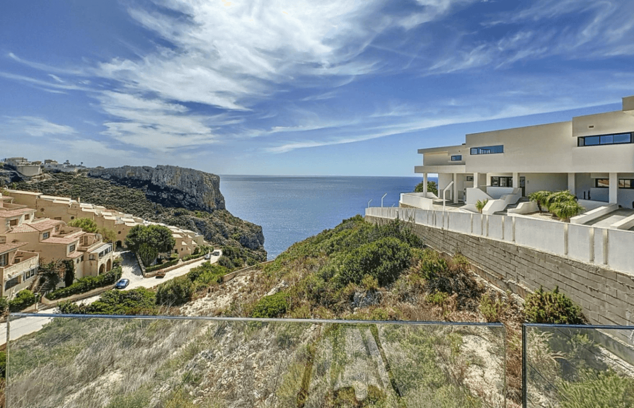 Cumbre del Sol appartement moderne de luxe avec des vues panoramiques spectaculaires sur la mer et les falaises.