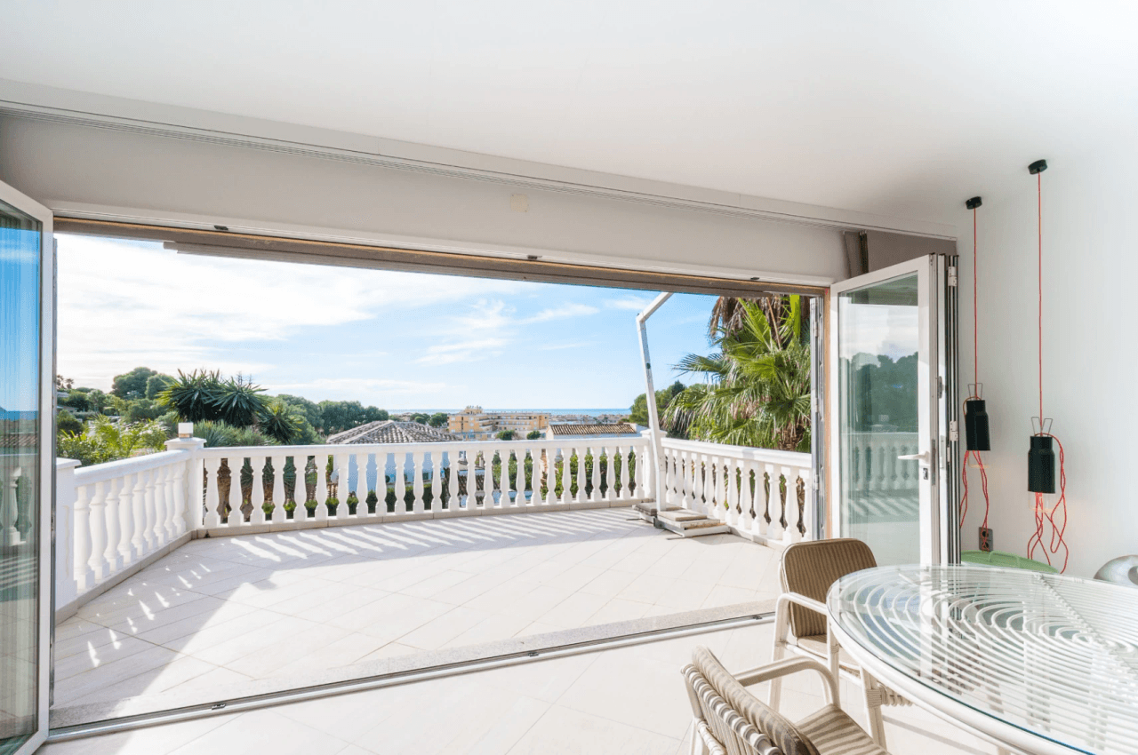 Villa avec vue sur la mer à vendre à Moraira, à distance de marche du centre.