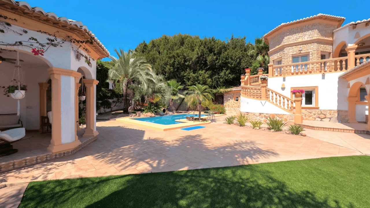 Villa de lujo en venta en Moraira con vistas al mar.