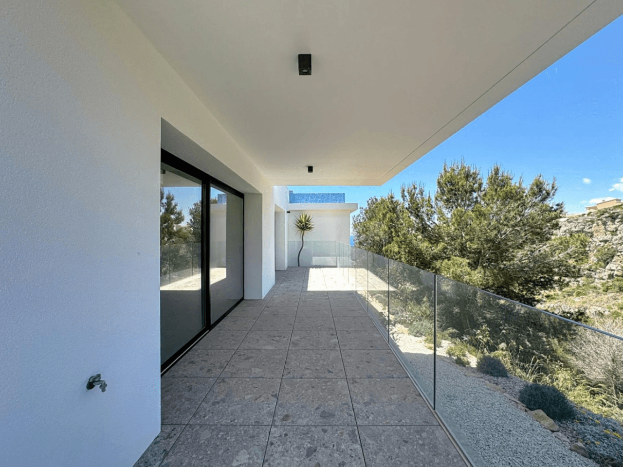 Villa moderne à Cumbre del Sol avec vue sur la mer, à ne pas manquer.