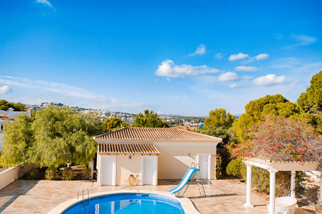 Grande villa élégante avec vue sur la mer à vendre à Moraira