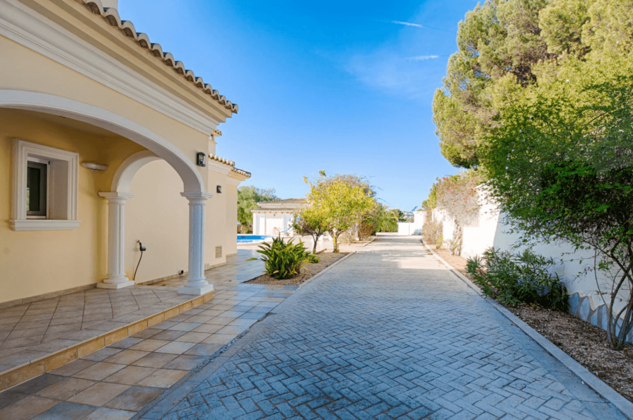 Grande villa élégante avec vue sur la mer à vendre à Moraira