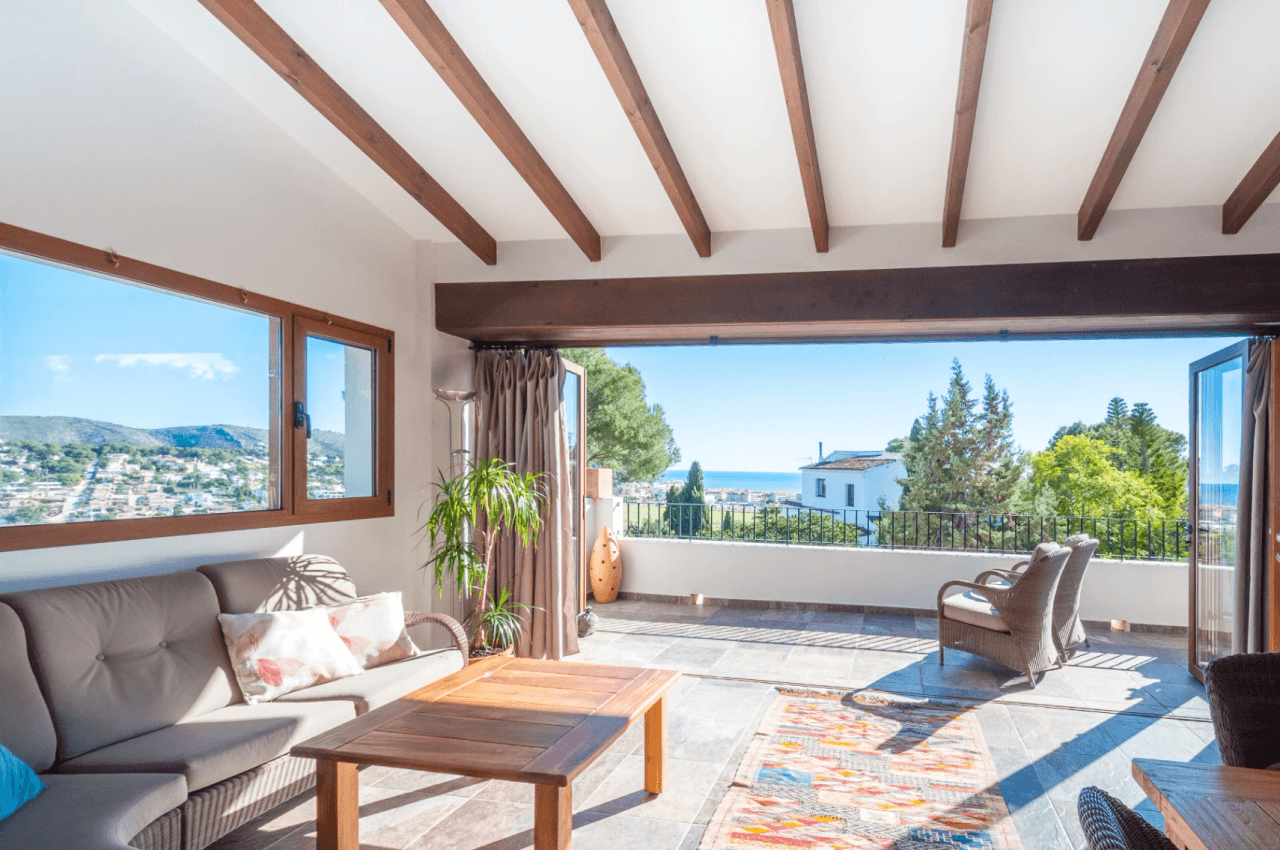 Villa avec vue sur la mer à vendre à Moraira, à distance de marche de la plage.