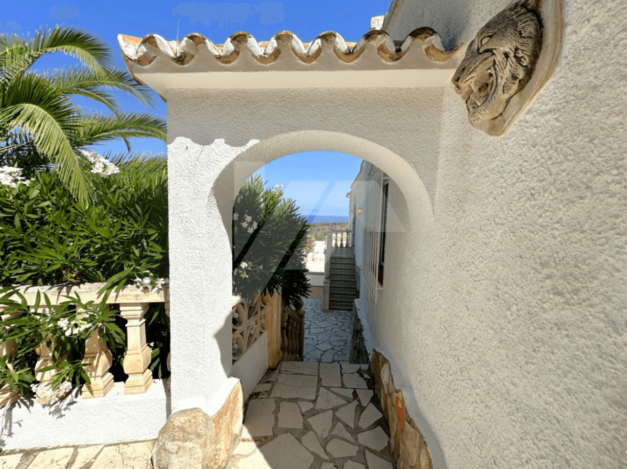 Villa à vendre à Moraira avec des vues spectaculaires sur la mer.