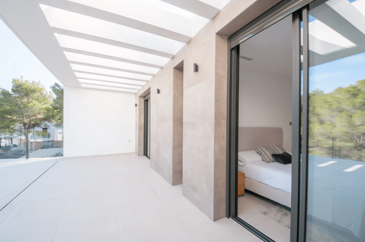 VILLA NOUVELLEMENT CONSTRUITE À TEULADA, SITUÉE DANS LE QUARTIER DE BENIMEIT