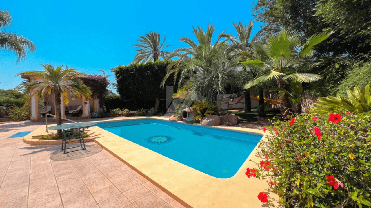 Villa de lujo en venta en Moraira con vistas al mar.