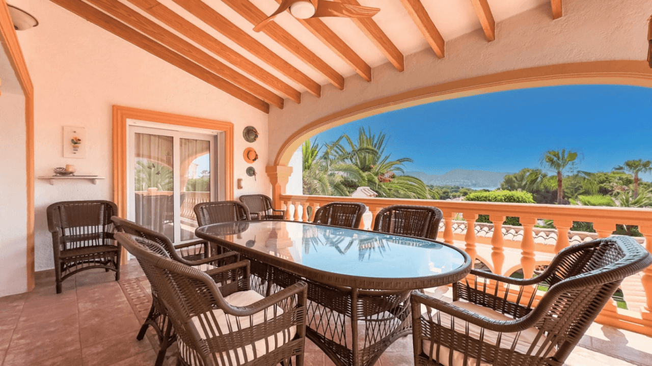 Villa de lujo en venta en Moraira con vistas al mar.
