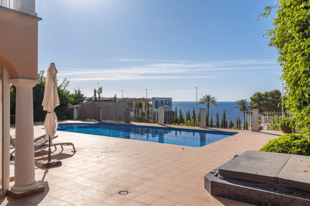 Villa de lujo en segunda línea de playa en el corazón de Moraira