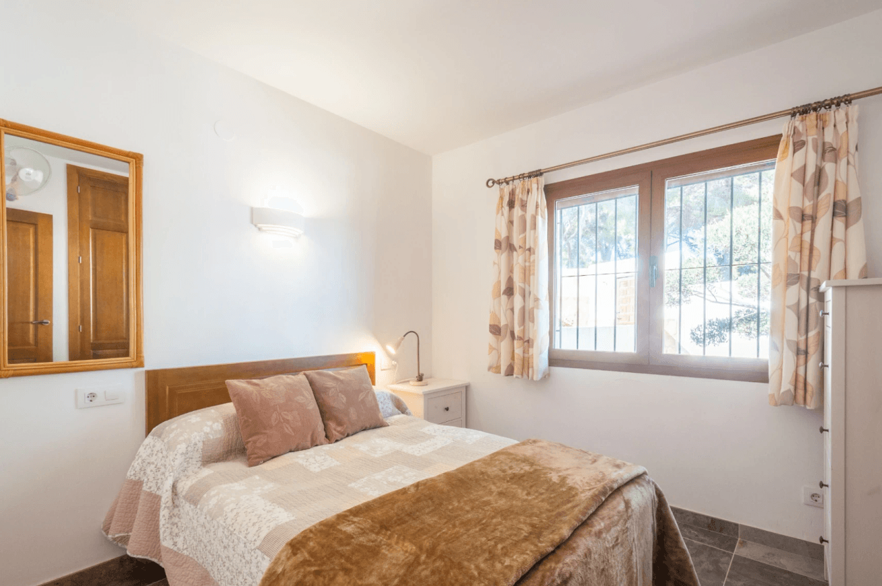 Villa avec vue sur la mer à vendre à Moraira, à distance de marche de la plage.