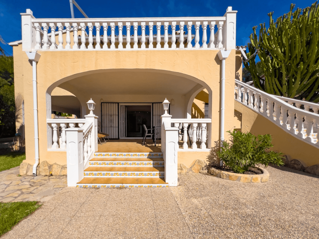 Villa avec vue sur la mer à vendre à Moraira, à distance de marche du centre.