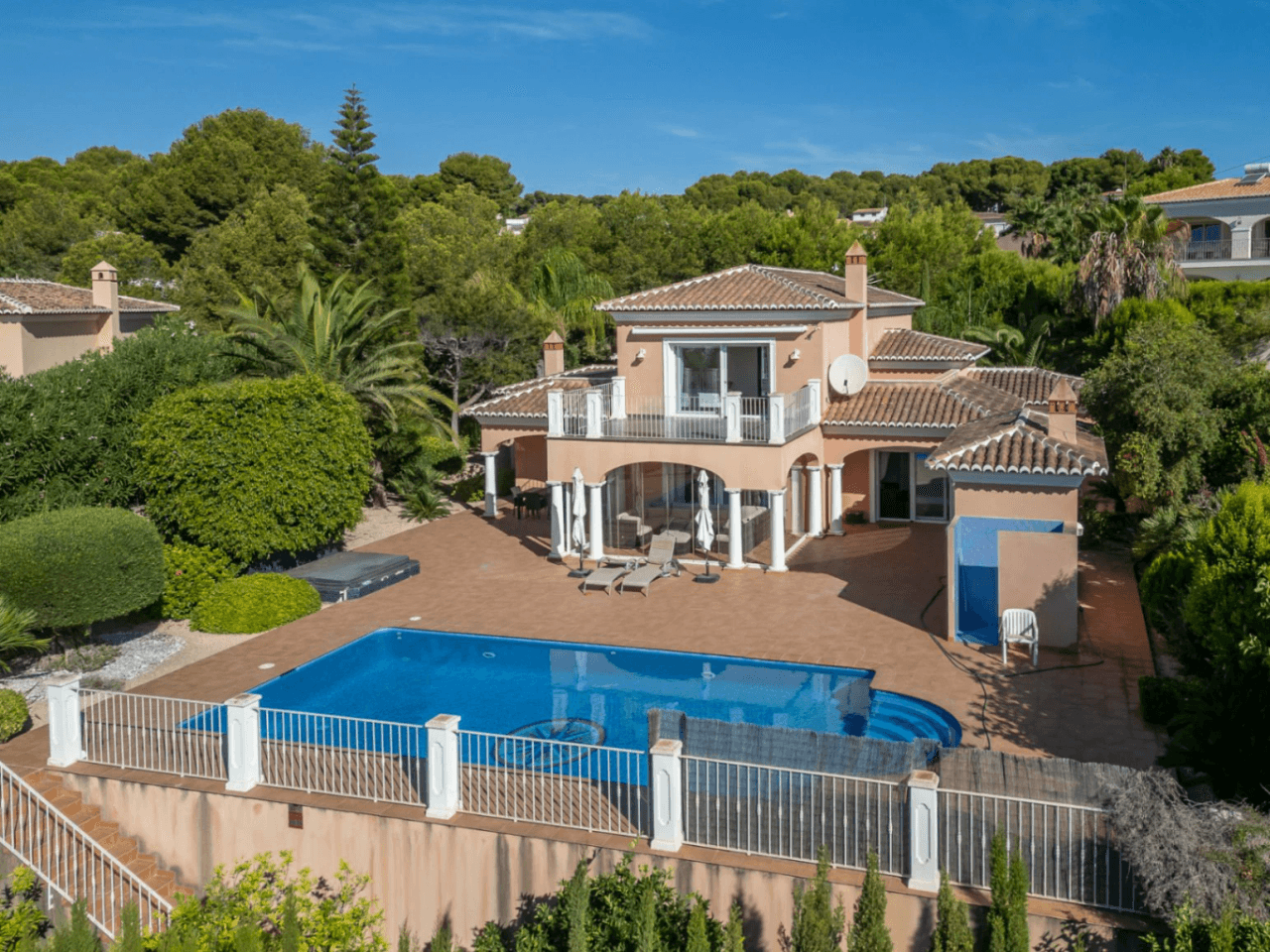 Villa de lujo en segunda línea de playa en el corazón de Moraira