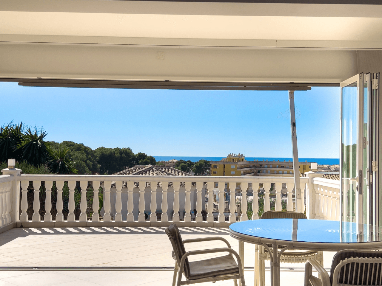 Villa avec vue sur la mer à vendre à Moraira, à distance de marche du centre.