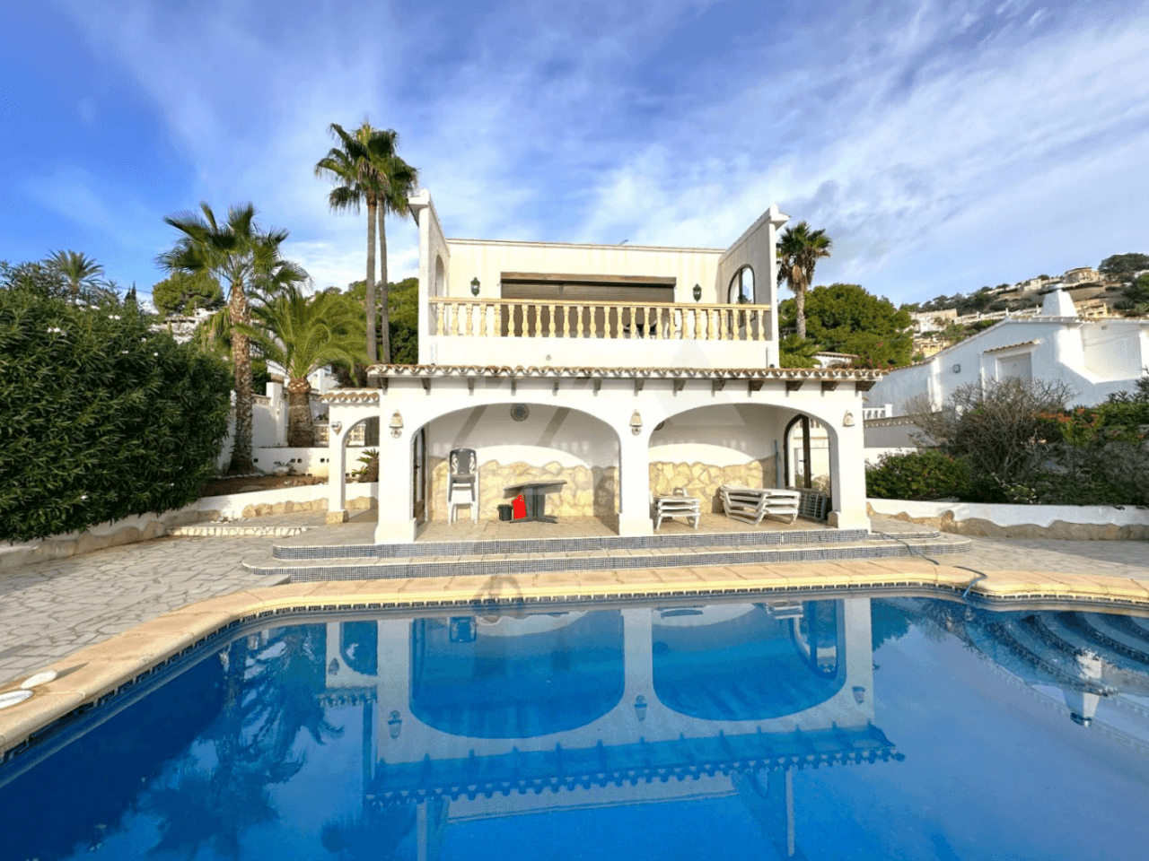 Villa à vendre à Moraira avec des vues spectaculaires sur la mer.