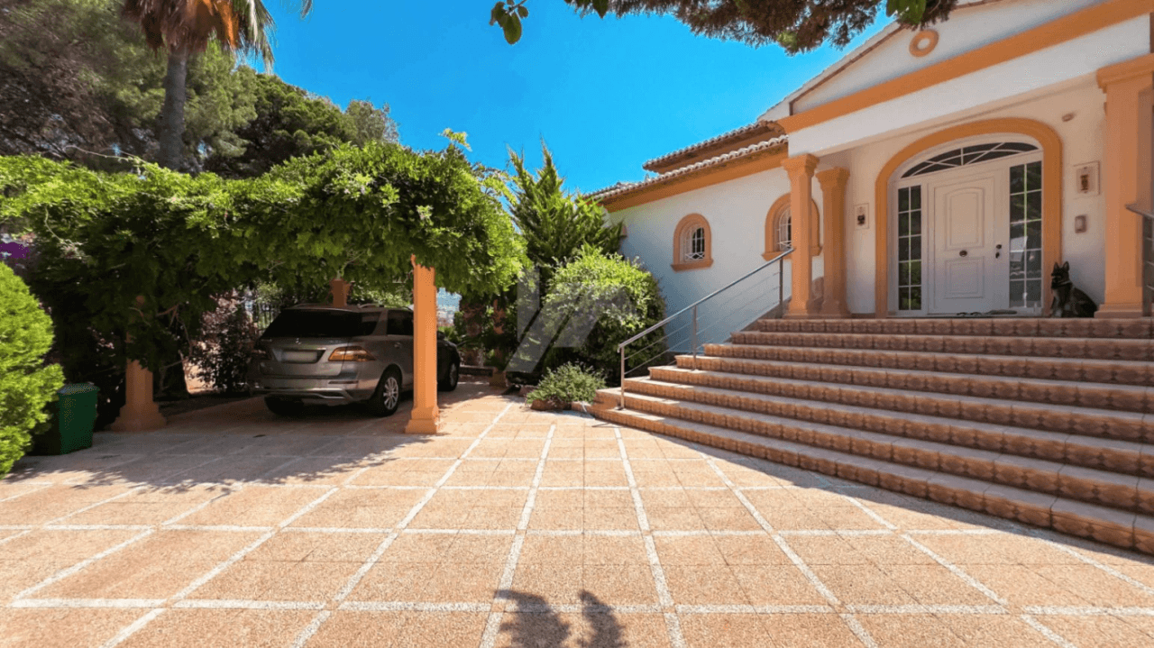 Villa de lujo en venta en Moraira con vistas al mar.