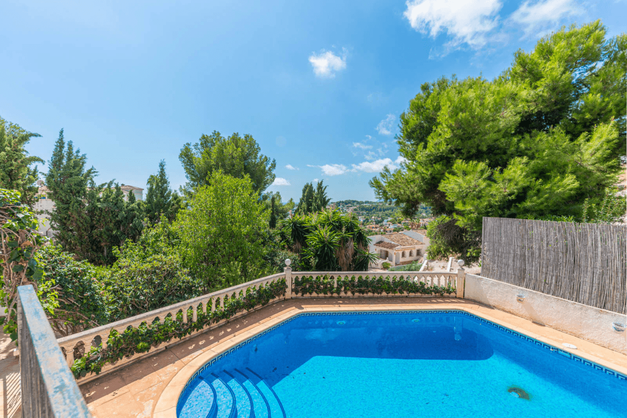 Villa à vendre à Benissa, Montemar, avec piscine privée.