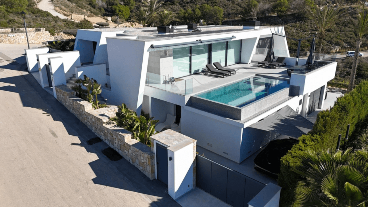 Villa de luxe moderne à Cumbre del Sol avec vue panoramique