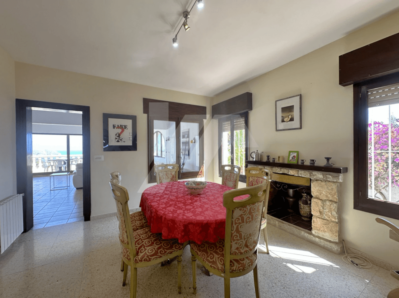 Villa à vendre à Moraira avec des vues spectaculaires sur la mer.