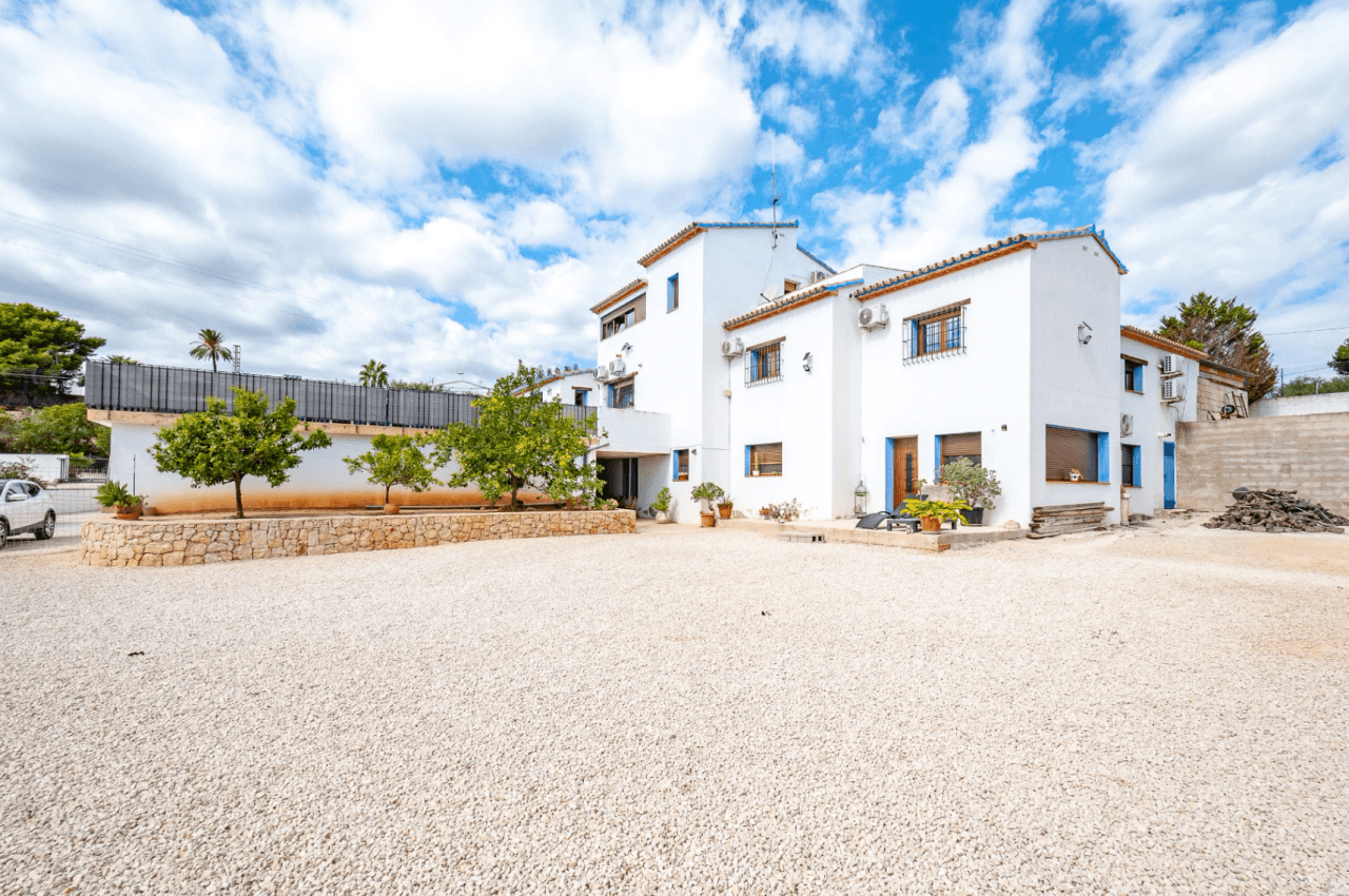 Finca en Benissa en Venta en Amplia Parcela con Piscina y Casa de Huéspedes