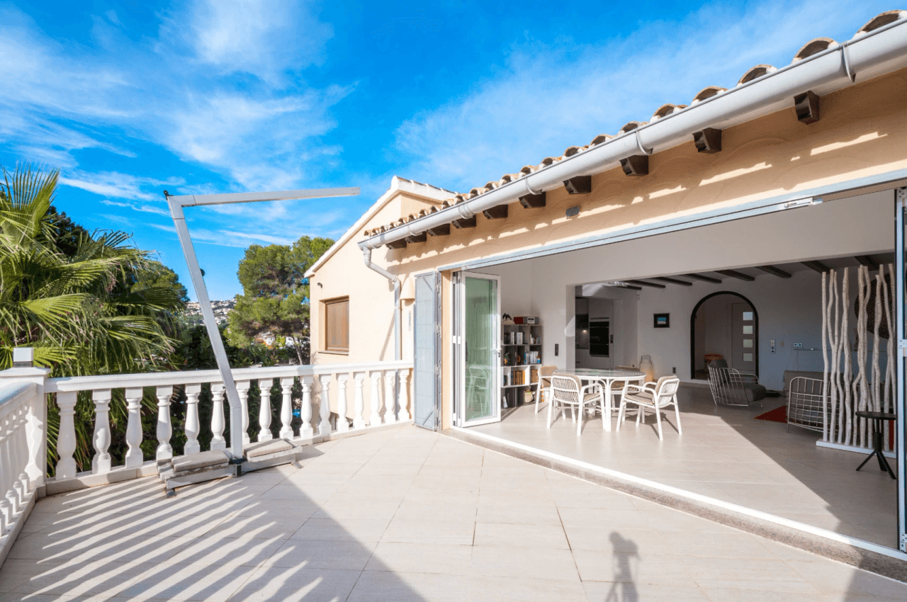Villa avec vue sur la mer à vendre à Moraira, à distance de marche du centre.