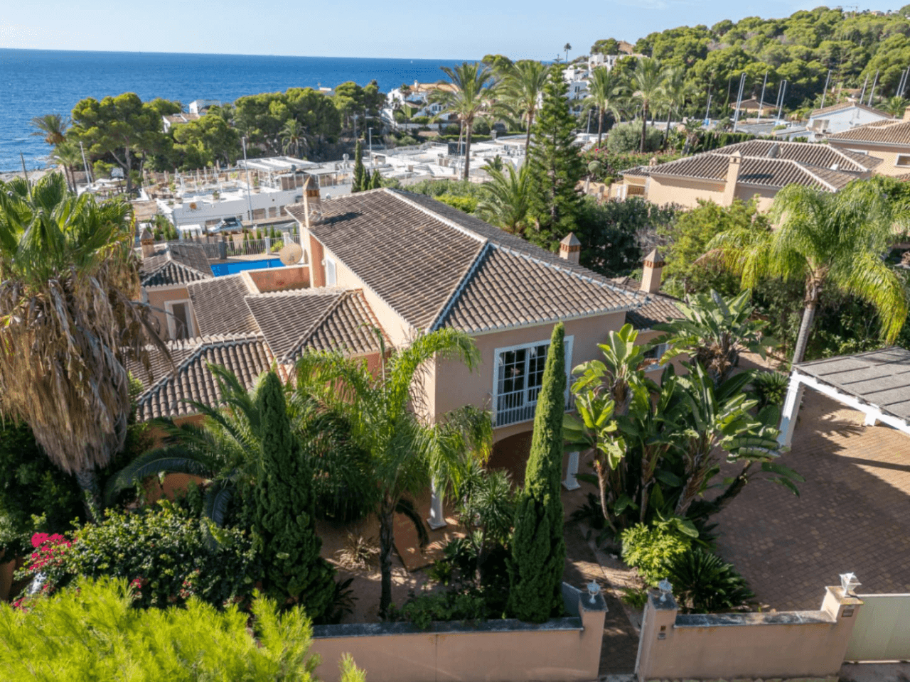 Villa de lujo en segunda línea de playa en el corazón de Moraira