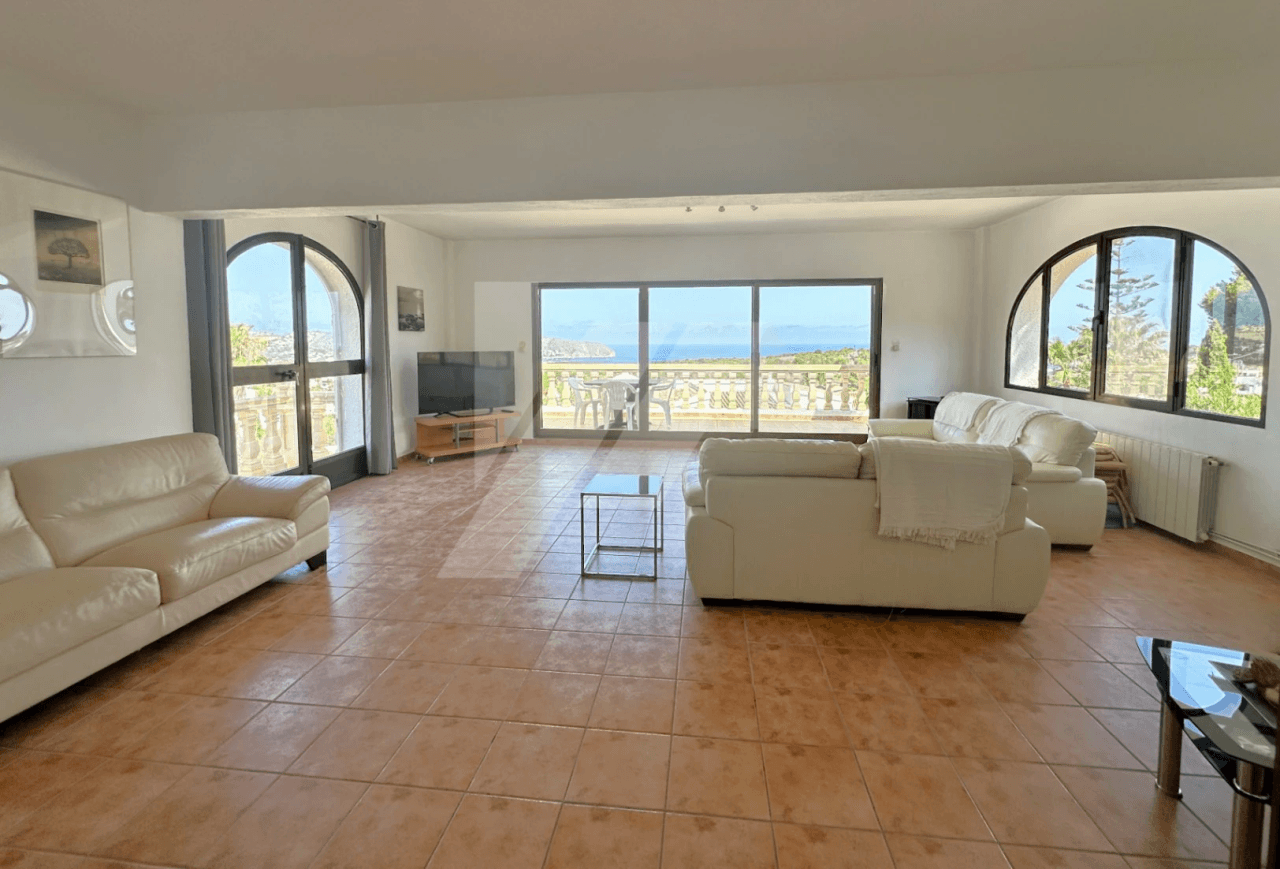 Villa à vendre à Moraira avec des vues spectaculaires sur la mer.