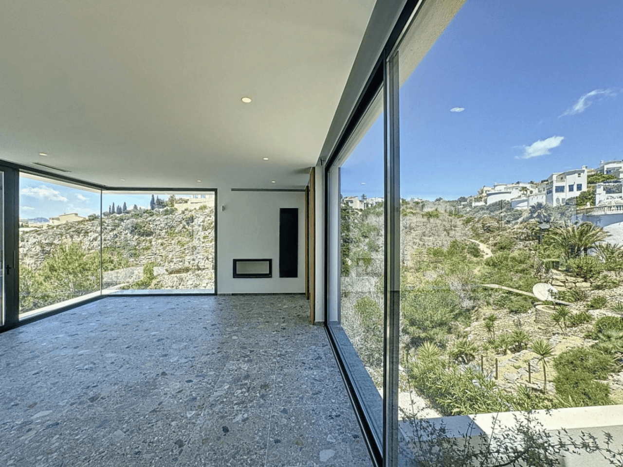 Villa moderne à Cumbre del Sol avec vue sur la mer, à ne pas manquer.