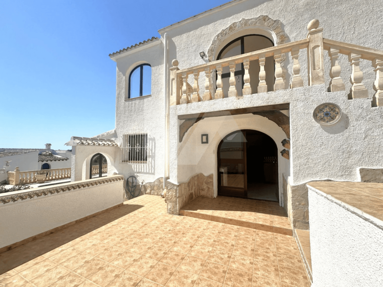 Villa à vendre à Moraira avec des vues spectaculaires sur la mer.