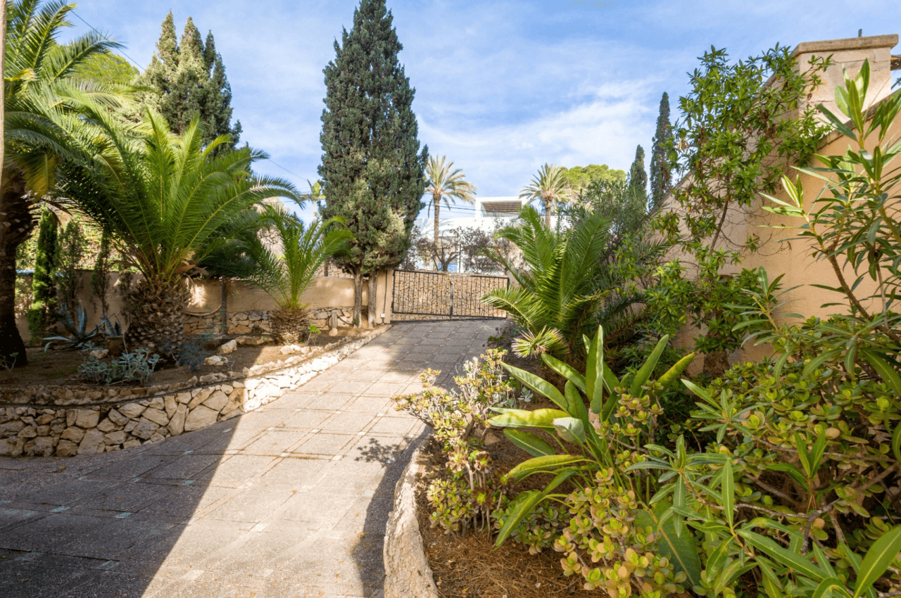 Villa avec vue sur la mer à vendre à Moraira, à distance de marche du centre.