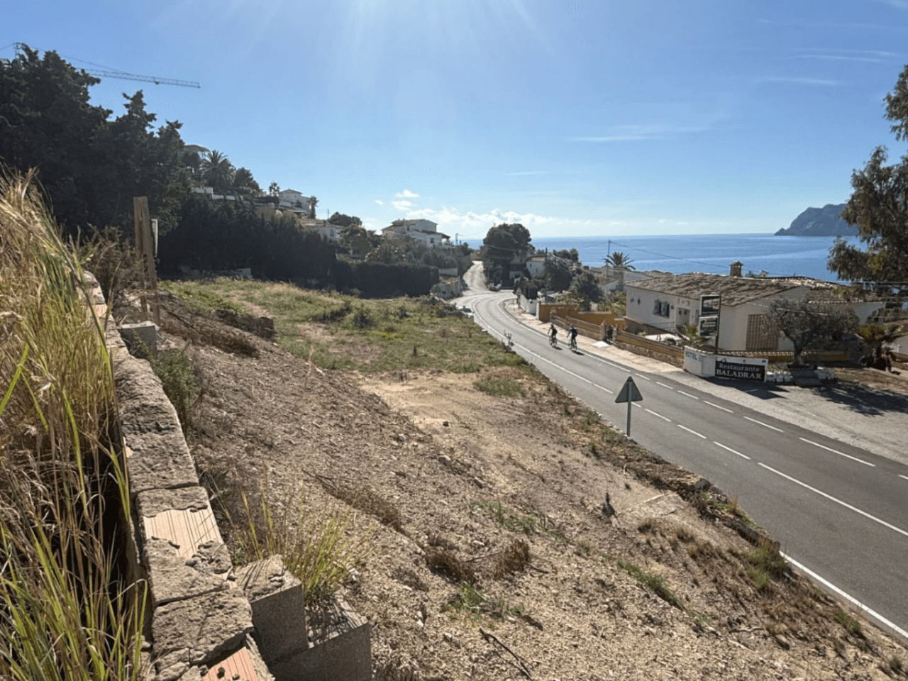 Amplia parcela con vistas al mar en venta en Benissa