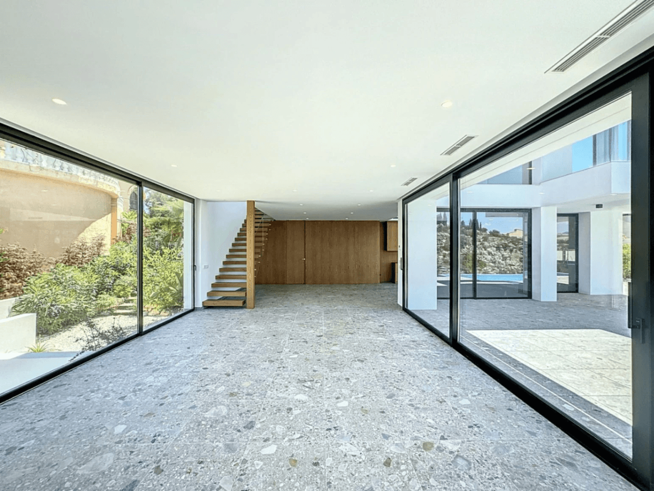 Villa moderne à Cumbre del Sol avec vue sur la mer, à ne pas manquer.