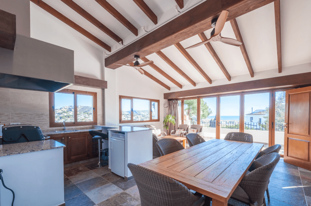 Villa avec vue sur la mer à vendre à Moraira, à distance de marche de la plage.