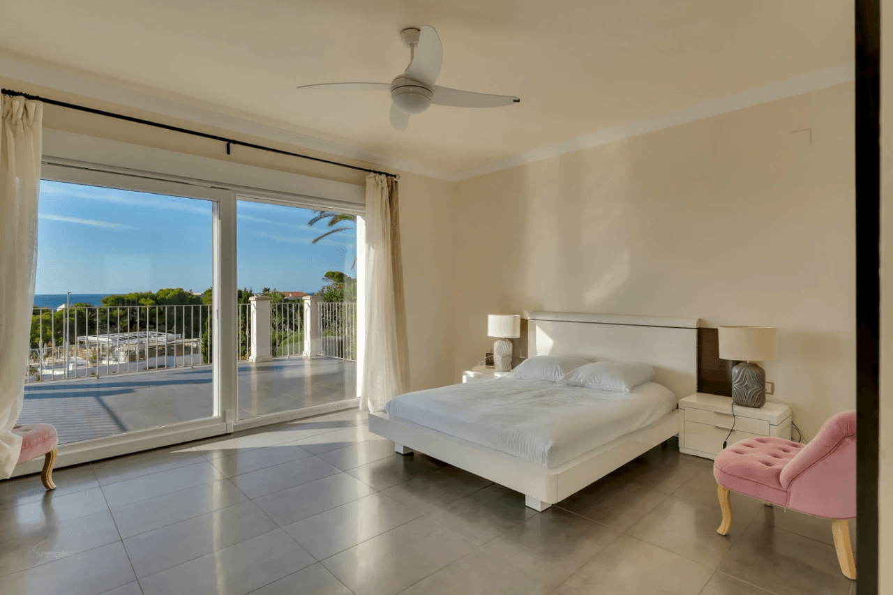 Villa de lujo en segunda línea de playa en el corazón de Moraira
