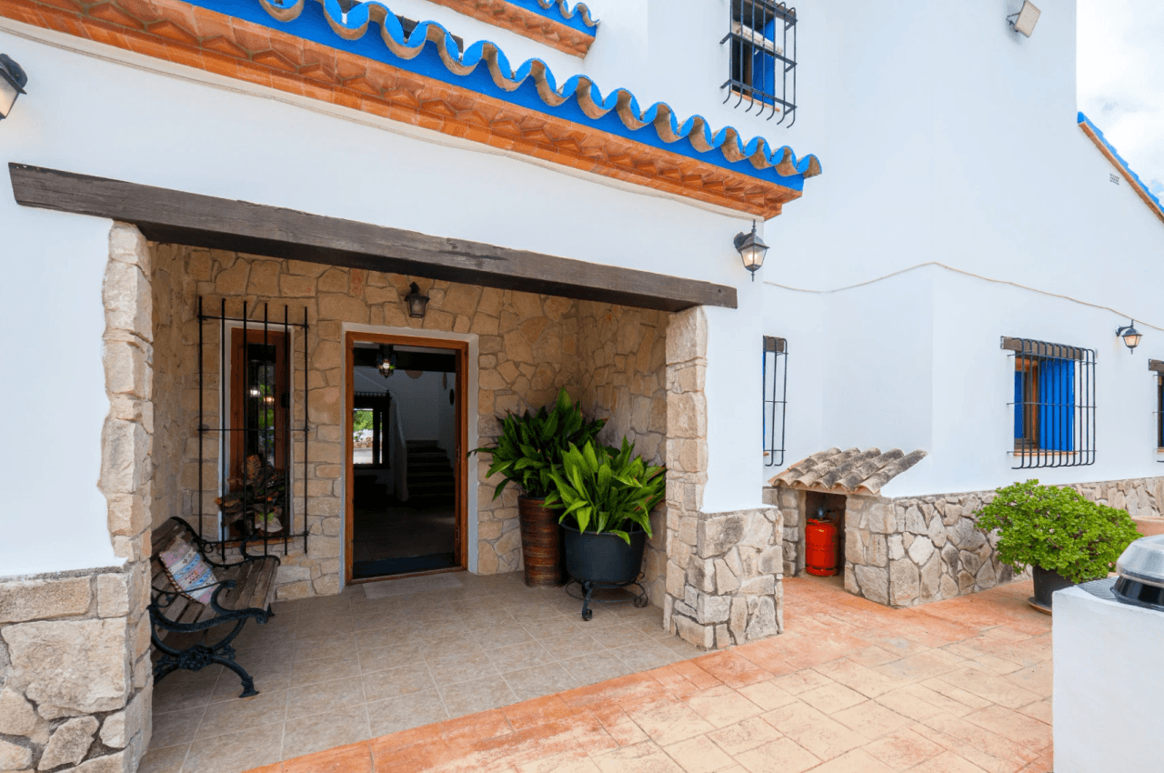 Finca en Benissa en Venta en Amplia Parcela con Piscina y Casa de Huéspedes