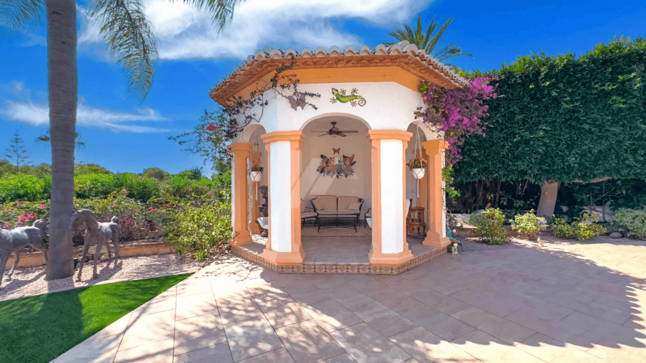 Villa de lujo en venta en Moraira con vistas al mar.