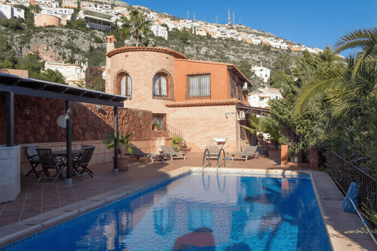 Cumbre del Sol : villa méditerranéenne avec piscine et vue sur la mer
