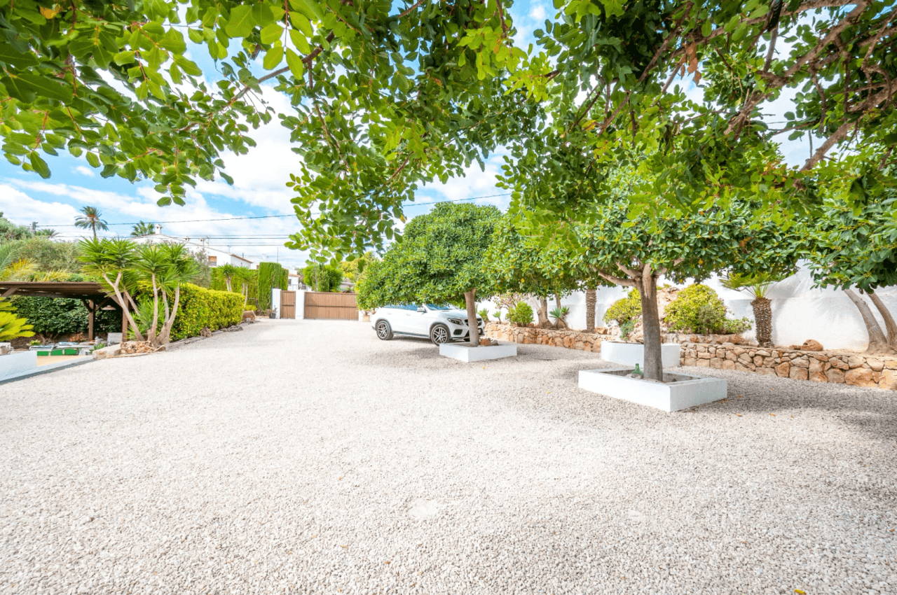 Finca en Benissa en Venta en Amplia Parcela con Piscina y Casa de Huéspedes