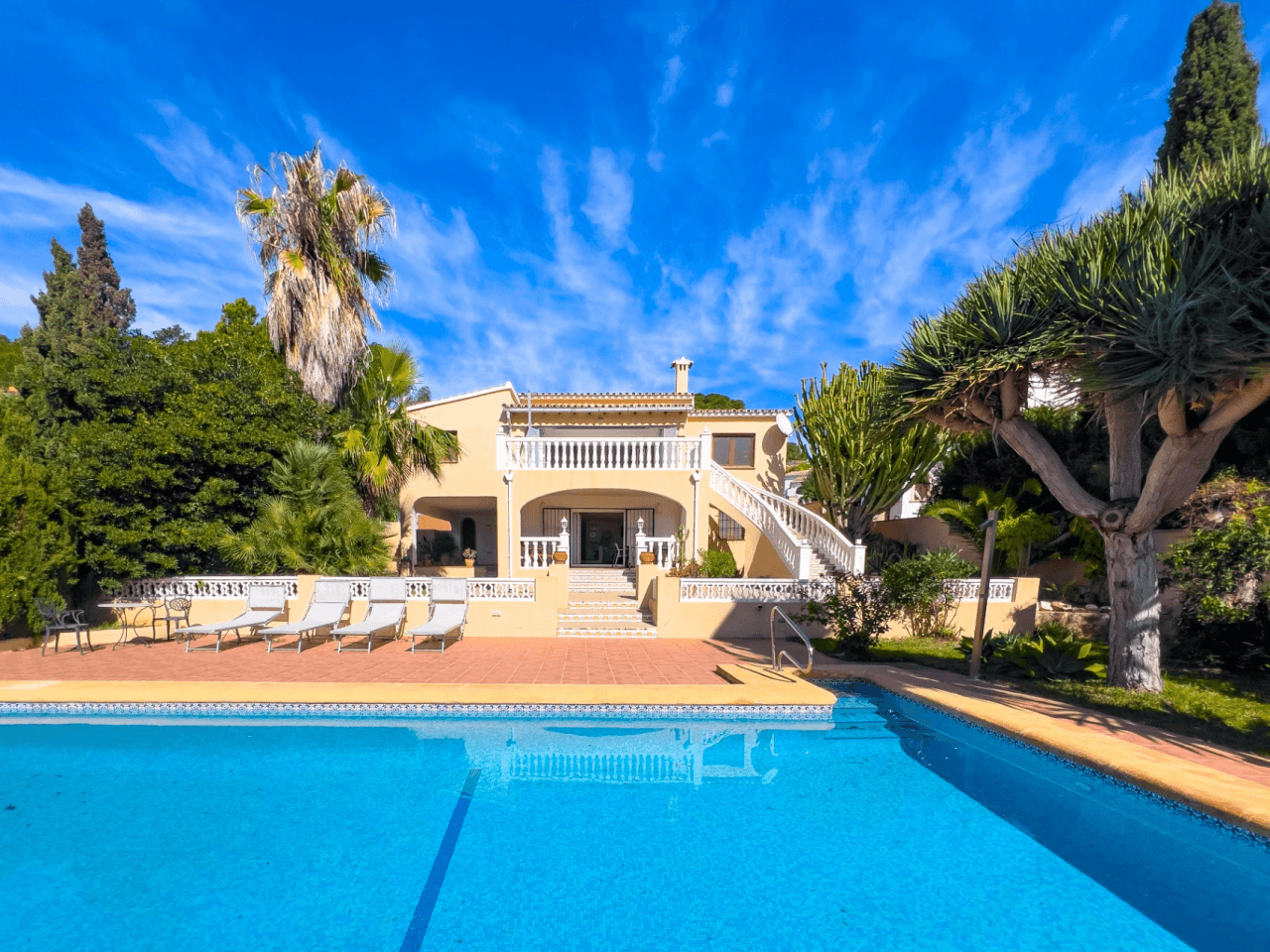 Villa avec vue sur la mer à vendre à Moraira, à distance de marche du centre.