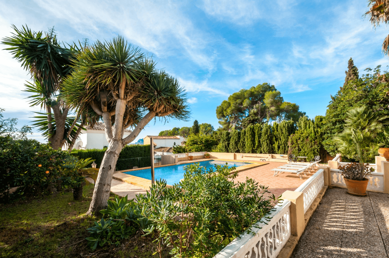 Villa avec vue sur la mer à vendre à Moraira, à distance de marche du centre.
