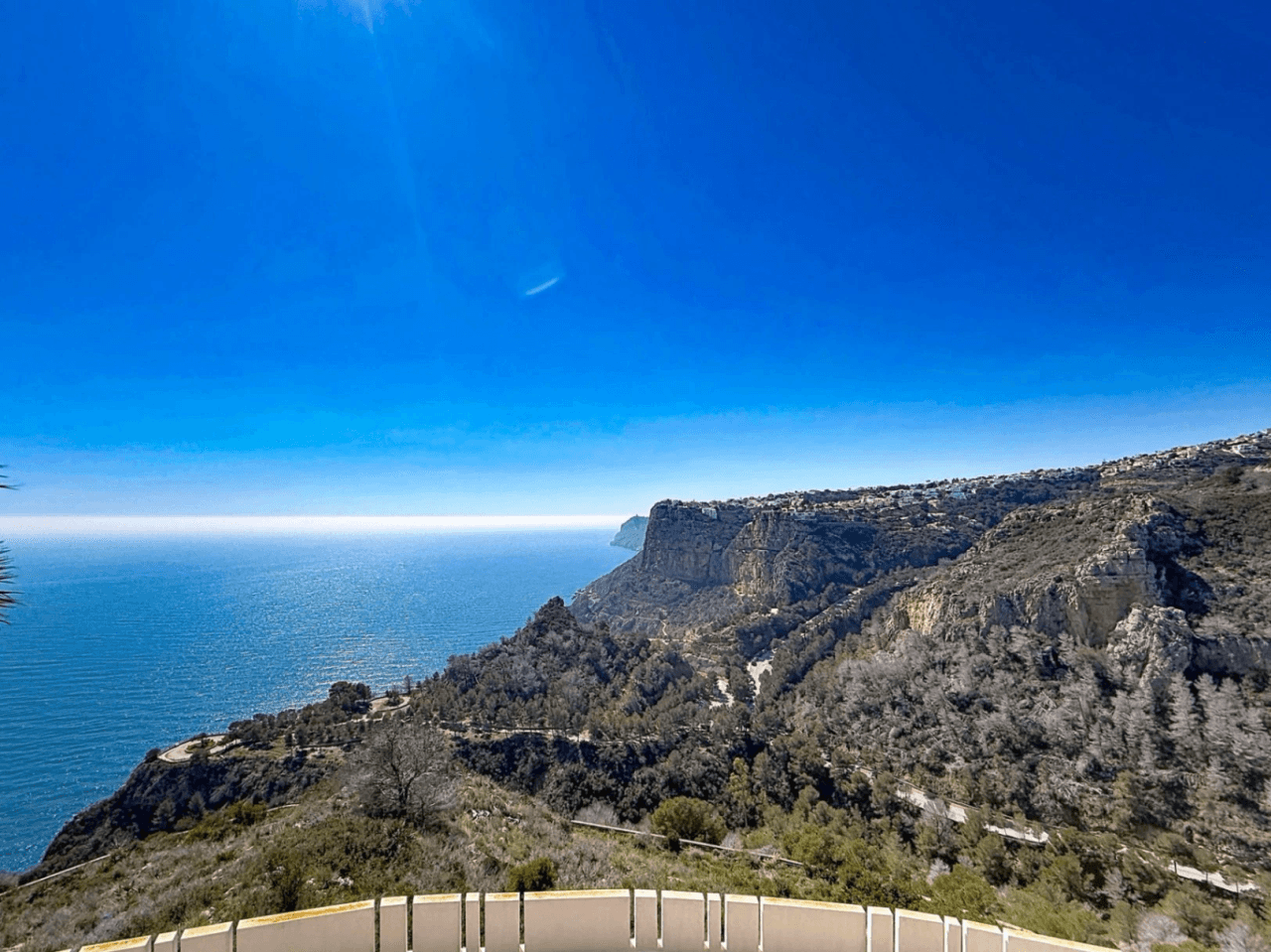 Cumbre del Sol appartement moderne de luxe avec des vues panoramiques spectaculaires sur la mer et les falaises.