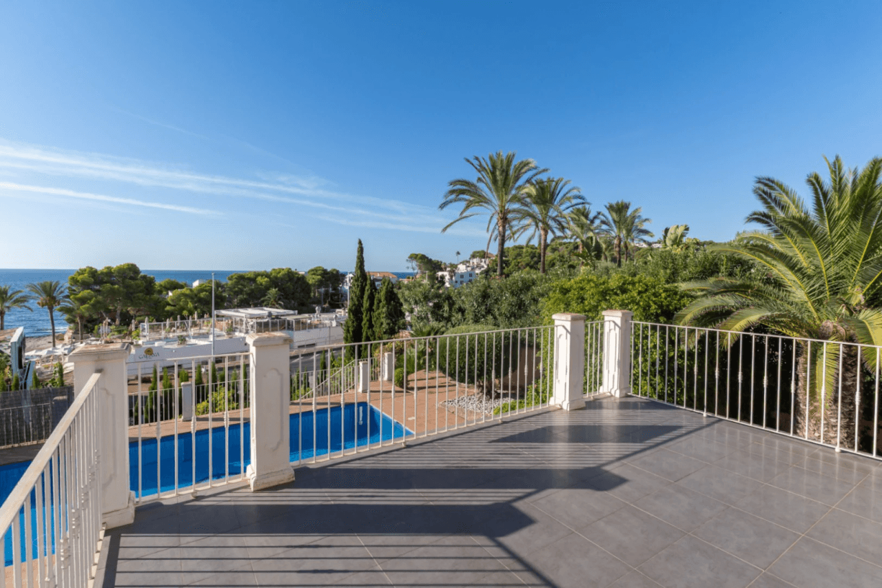 Villa de lujo en segunda línea de playa en el corazón de Moraira