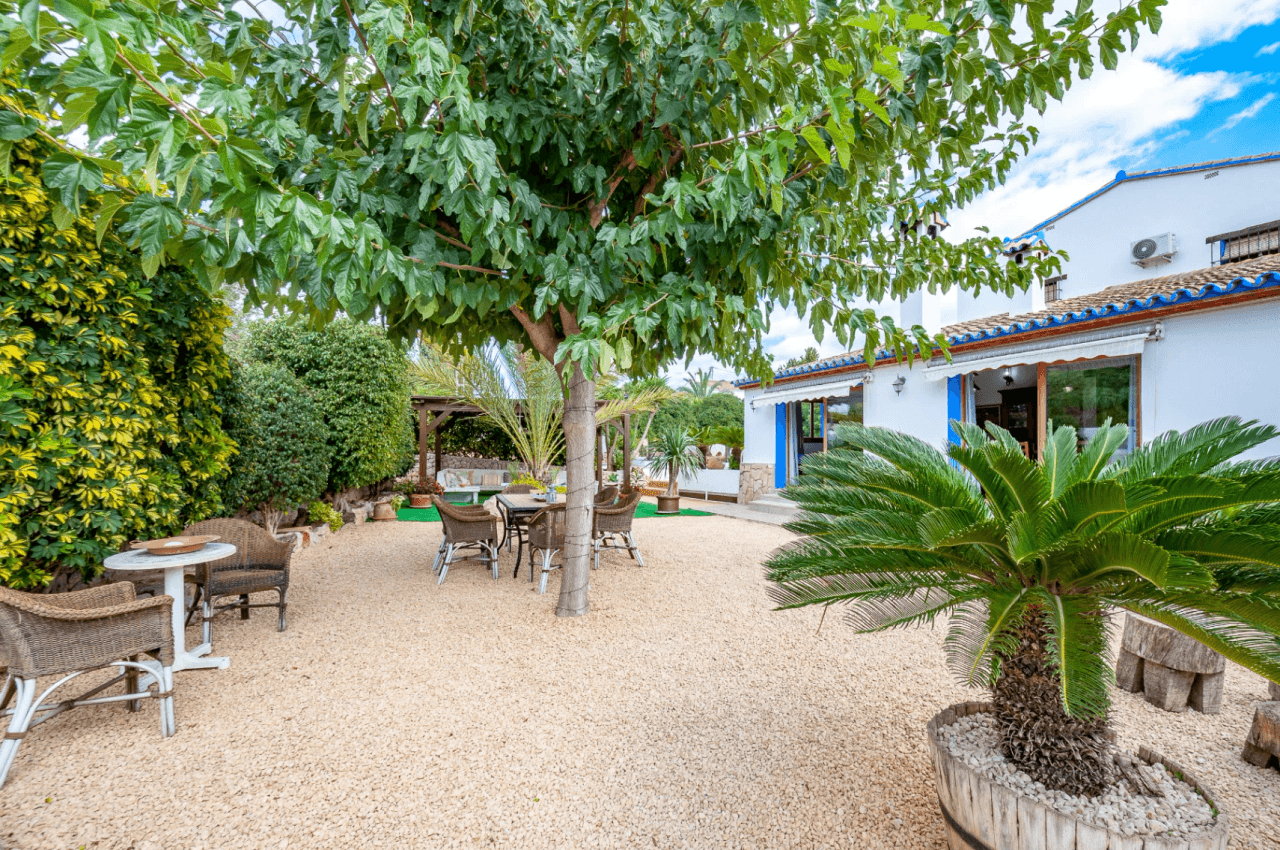 Finca en Benissa en Venta en Amplia Parcela con Piscina y Casa de Huéspedes