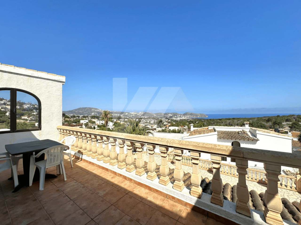 Villa à vendre à Moraira avec des vues spectaculaires sur la mer.