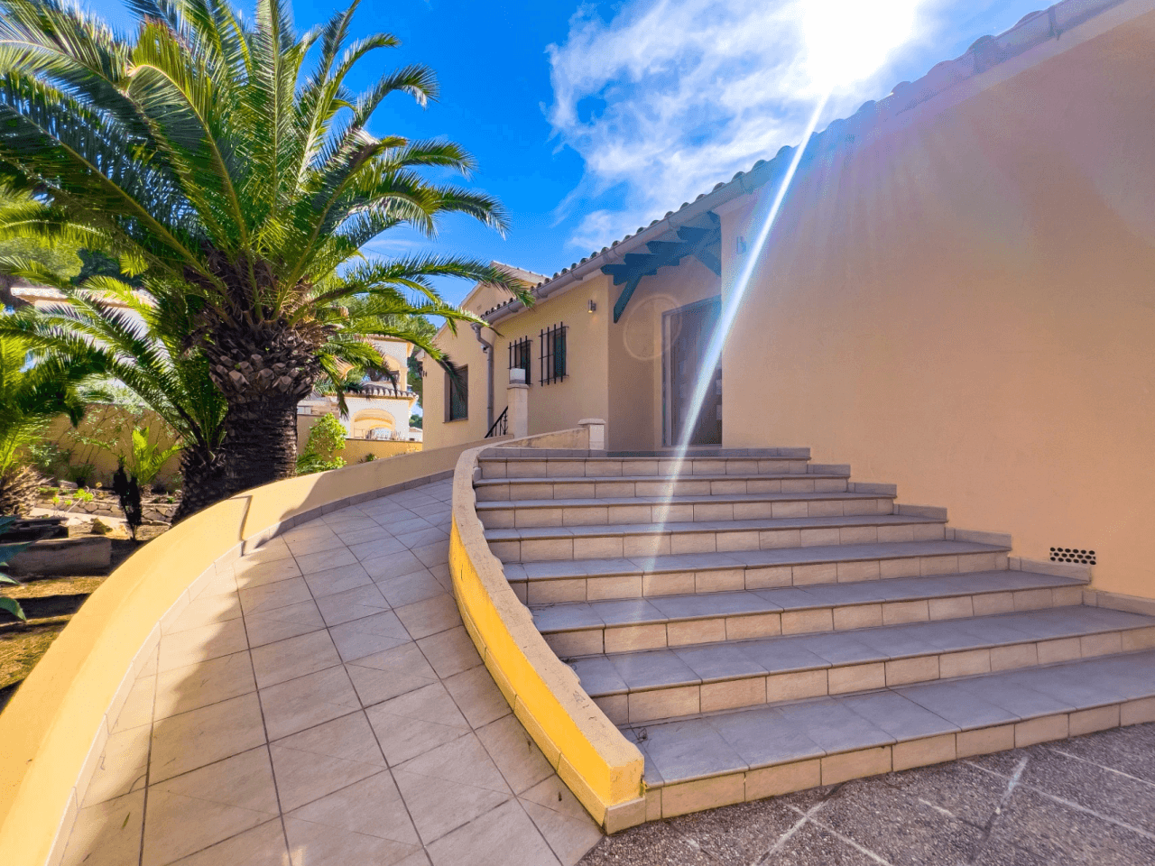 Villa avec vue sur la mer à vendre à Moraira, à distance de marche du centre.