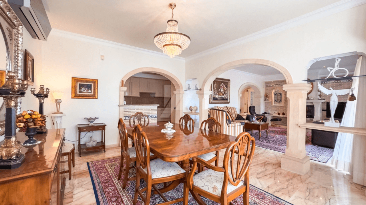 Villa de lujo en venta en Moraira con vistas al mar.